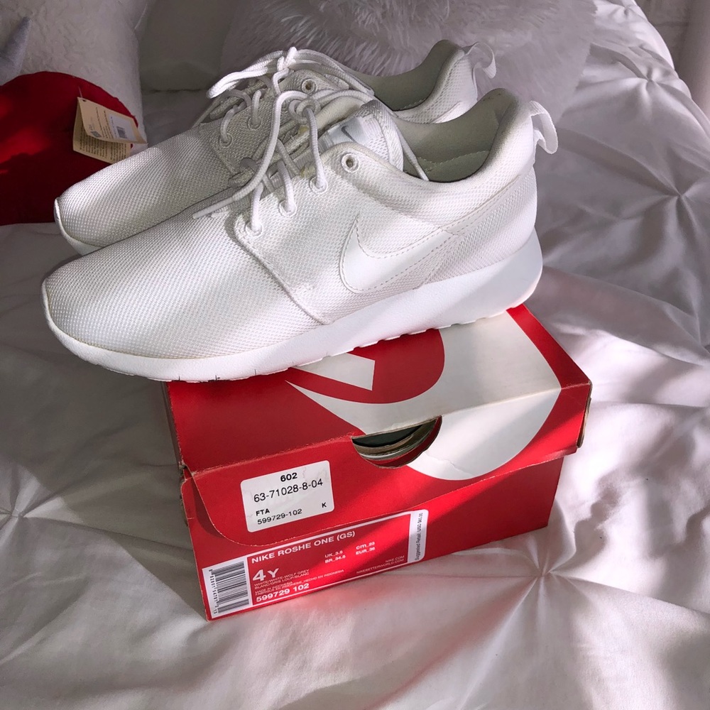 Nike Roshe One all white sz 4